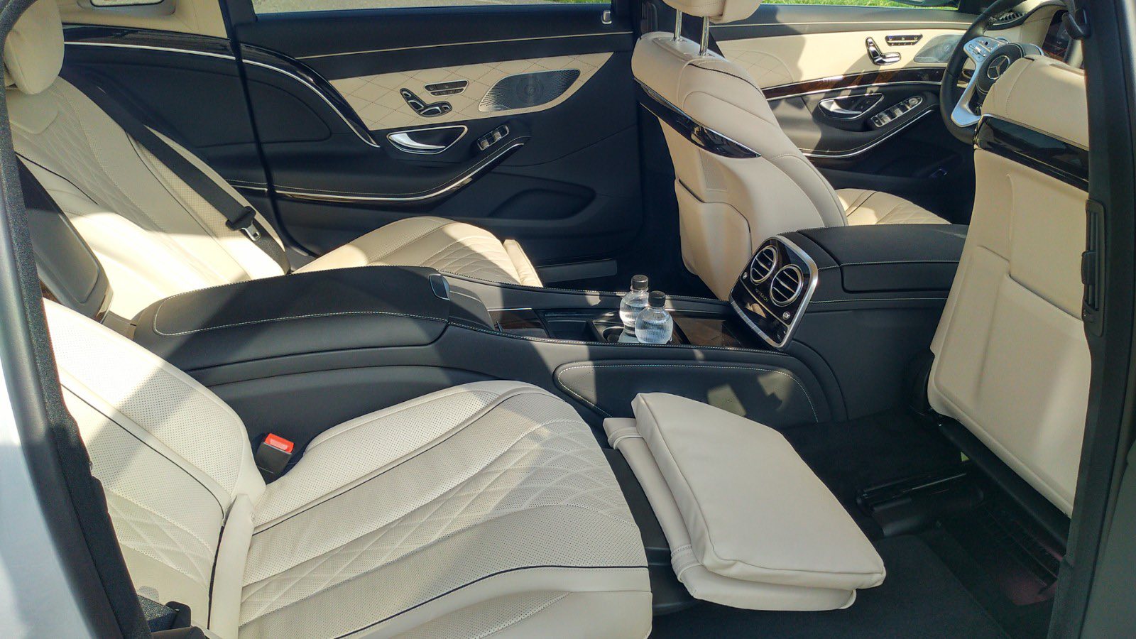 MERCEDES-BENZ S560 Maybach 4Matic (for 3 passengers)